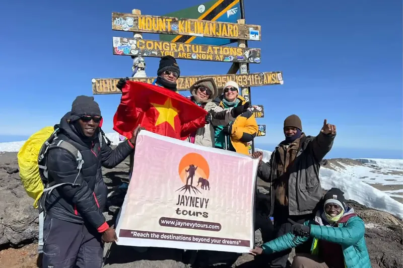 Climbers on Mount Kilimanjaro with Jaynevy Tours guides