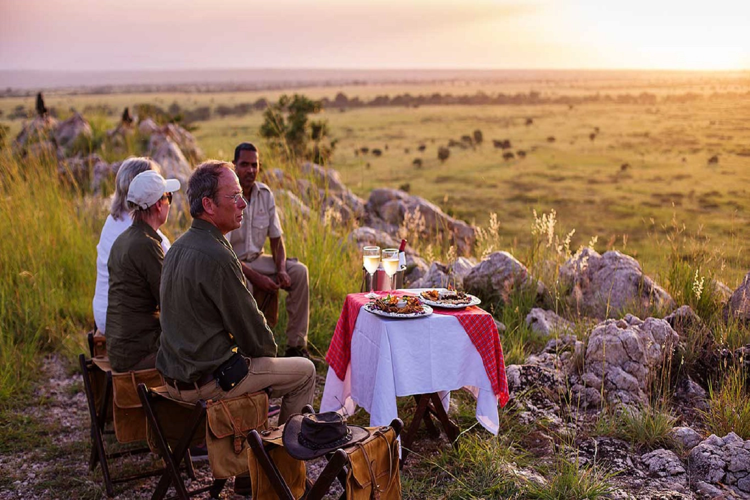 Ein entspanntes, luxuriöses Abendessen während des 4-tägigen Serengeti-Luxus-Safari-Tour-Pakets